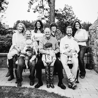 Photo of Stephen and Marsha Davey with three of their children and many grandchildren.